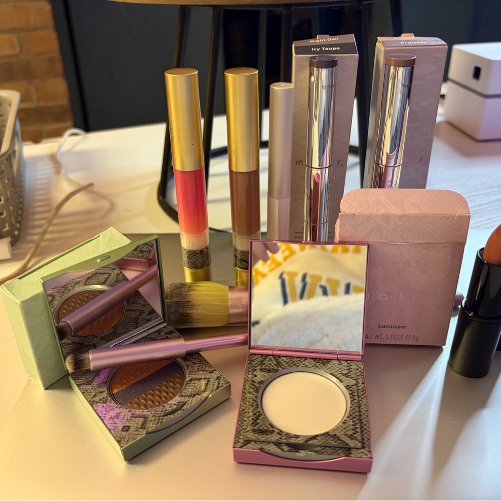 Luxurious Makeup Set with Mirror and Brushes
